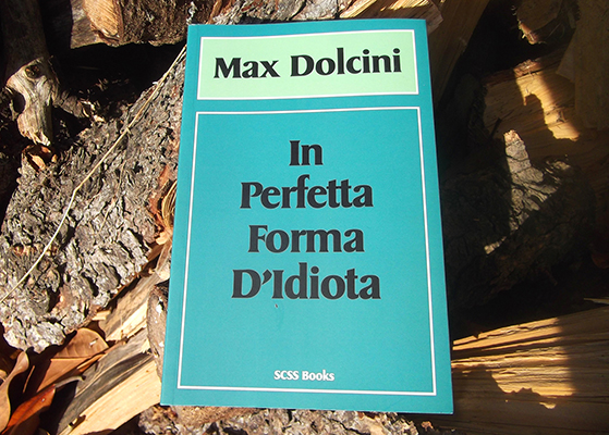 01 Max Dolcini - In perfetta forma d'idiota 2024